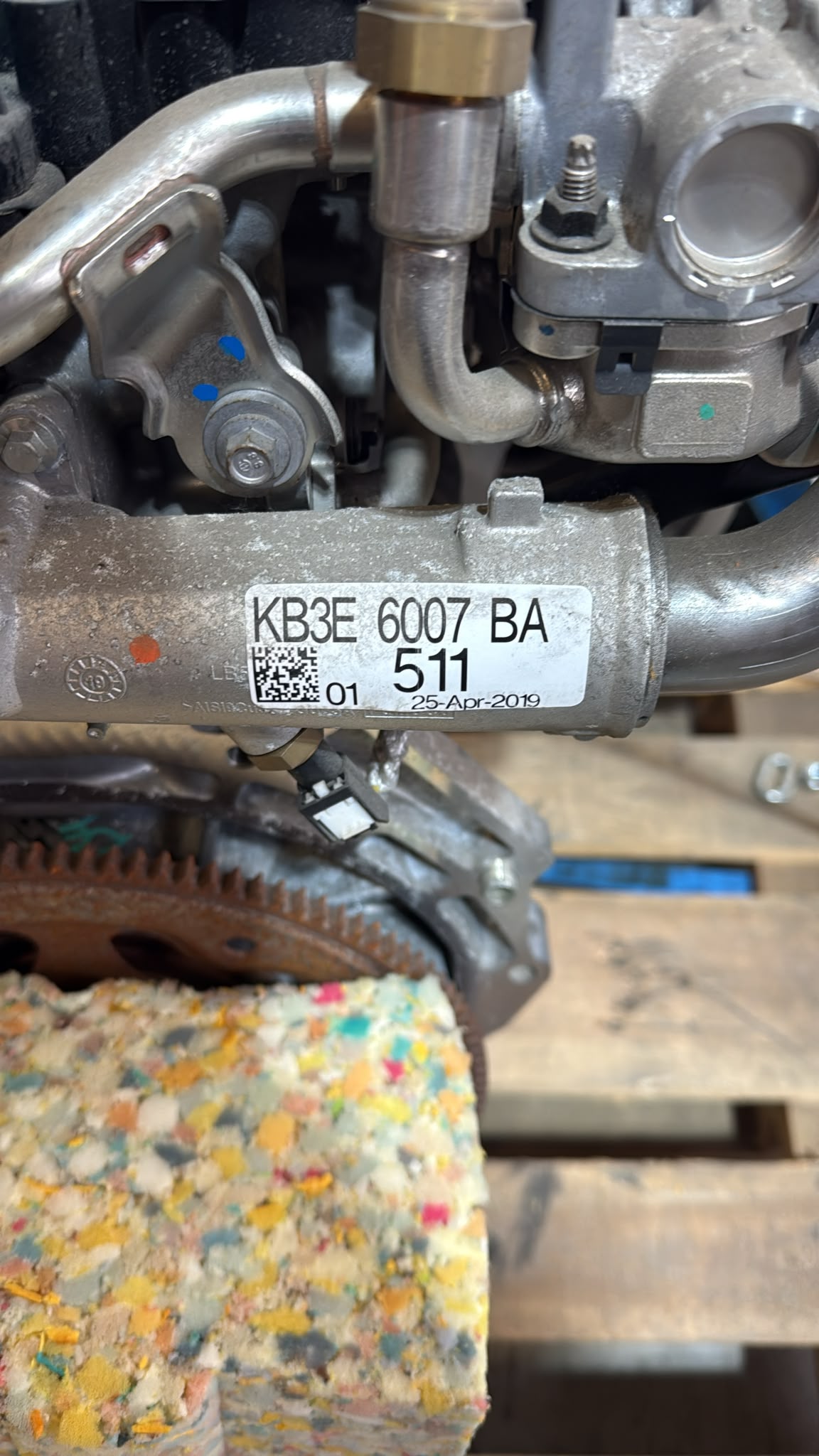 Originalfoto der Ford-Motorkennzeichnung KB3E 6007 BA; Etikett mit Zusatz 511 und Datum 25-Apr-2019