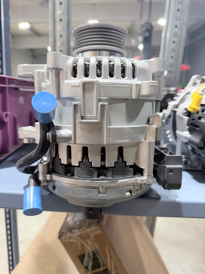 Originalfoto des angebotenen VW Vitesco Startergenerators 05E903019K – Seitenansicht mit Riemenscheibe und Anschlüssen